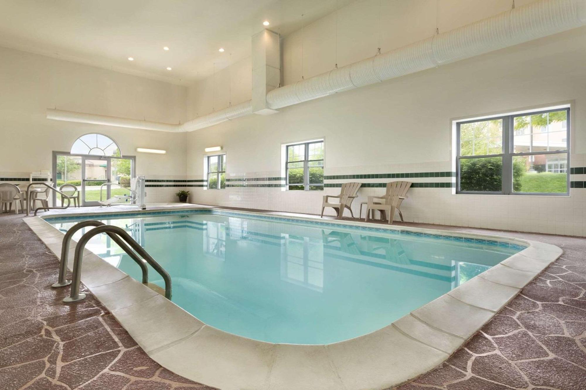 Country Inn & Suites By Radisson, Louisville East, Ky Eksteriør billede